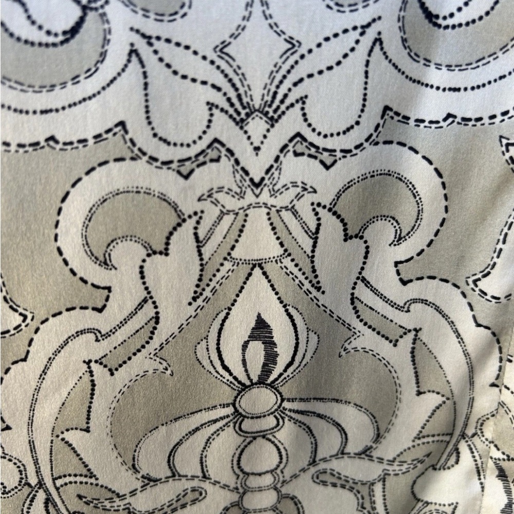Tyler Boe Silk Tunic Top Large Light Gray Ivory Medallion Print Ruffled Collar - Picture 2 of 10